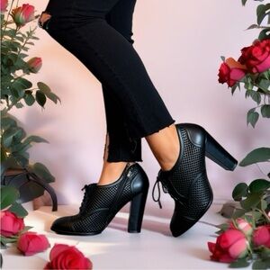 Charles David Black Leather Perforated Lace-Up High Heel Oxfords